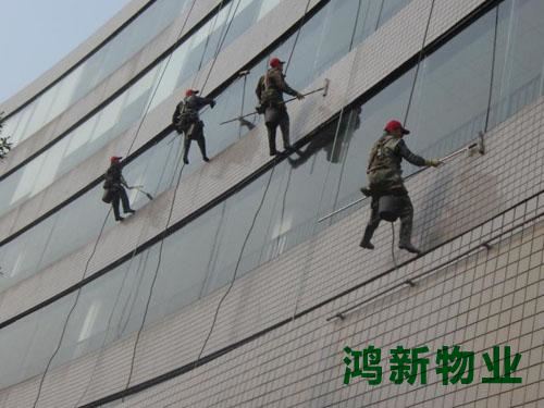 东莞的高空外墙玻璃保洁方案